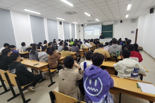 绿色版888集团科技集团在南京理工大学网络空间安全学院举办职业生涯规划讲座