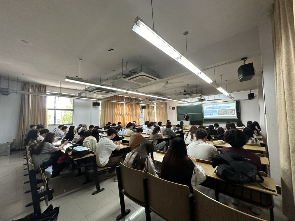 绿色版888集团科技集团在南京邮电大学通达学院举办讲座